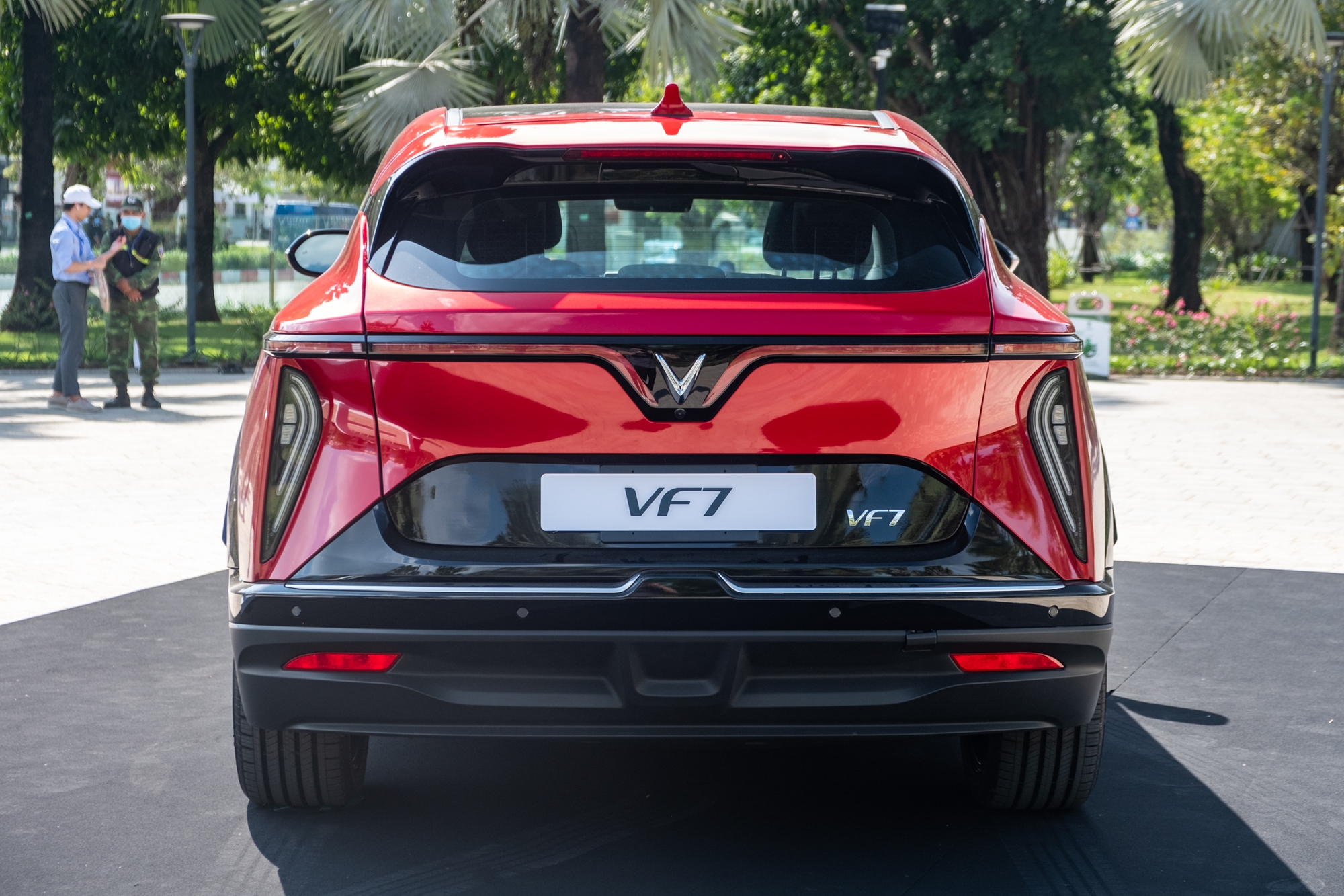 Chi tiết VinFast VF 7 Plus bản thương mại: Giá từ 999 triệu, đẹp như concept, nhiều công nghệ vượt phân khúc- Ảnh 6.