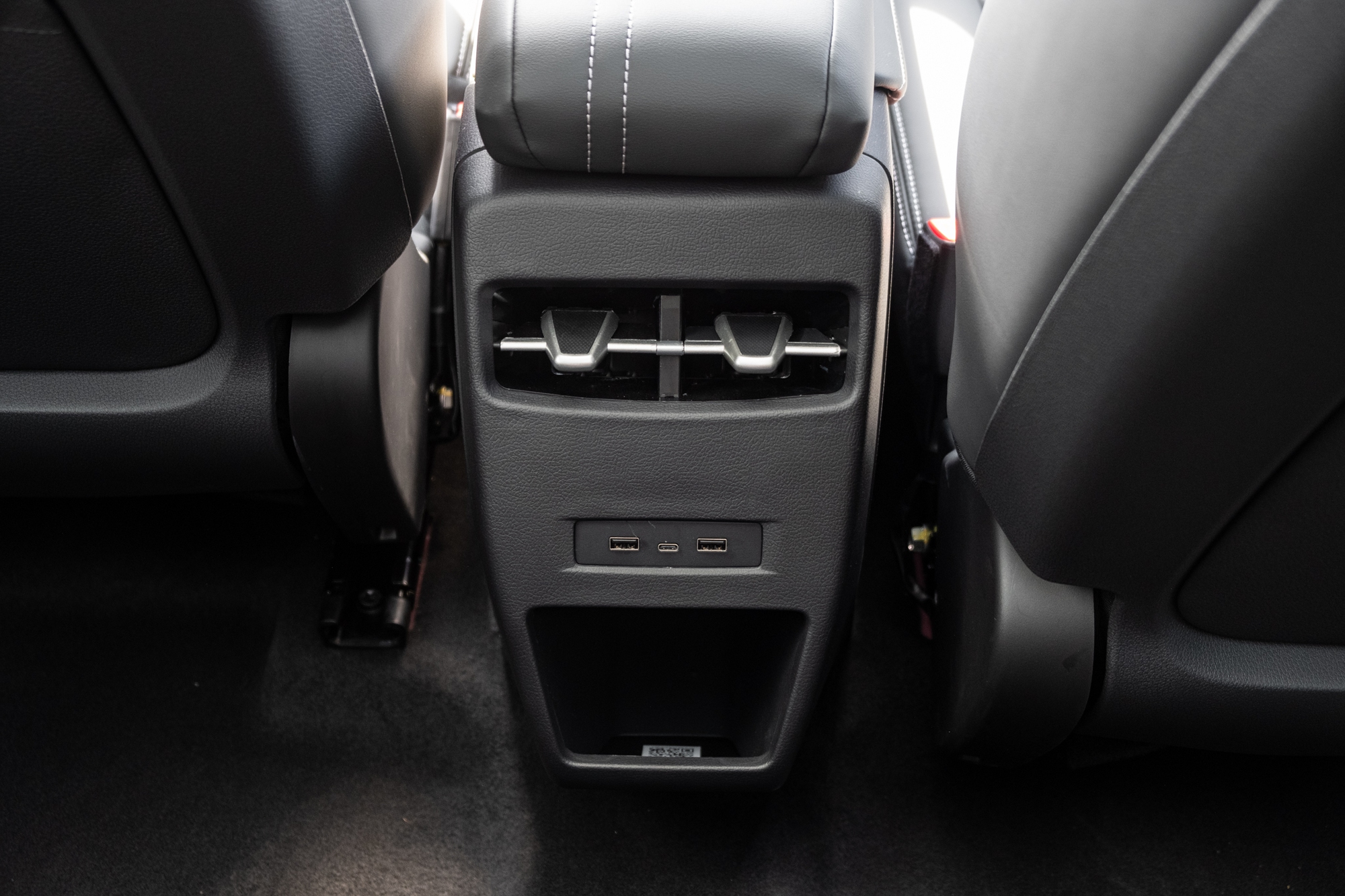 Chi tiết VinFast VF 7 Plus bản thương mại: Giá từ 999 triệu, đẹp như concept, nhiều công nghệ vượt phân khúc- Ảnh 31.