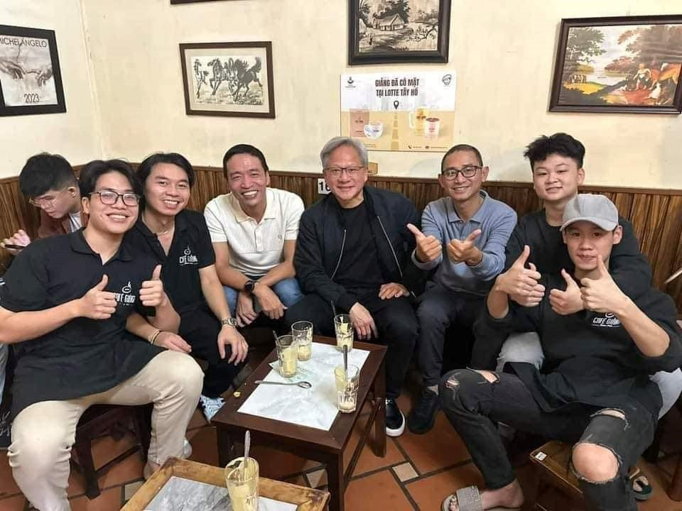 CEO VNG cùng CEO Tập đoàn chip hơn 1.000 tỷ USD của Mỹ đi ăn uống tại quán vỉa hè Hà Nội- Ảnh 1.