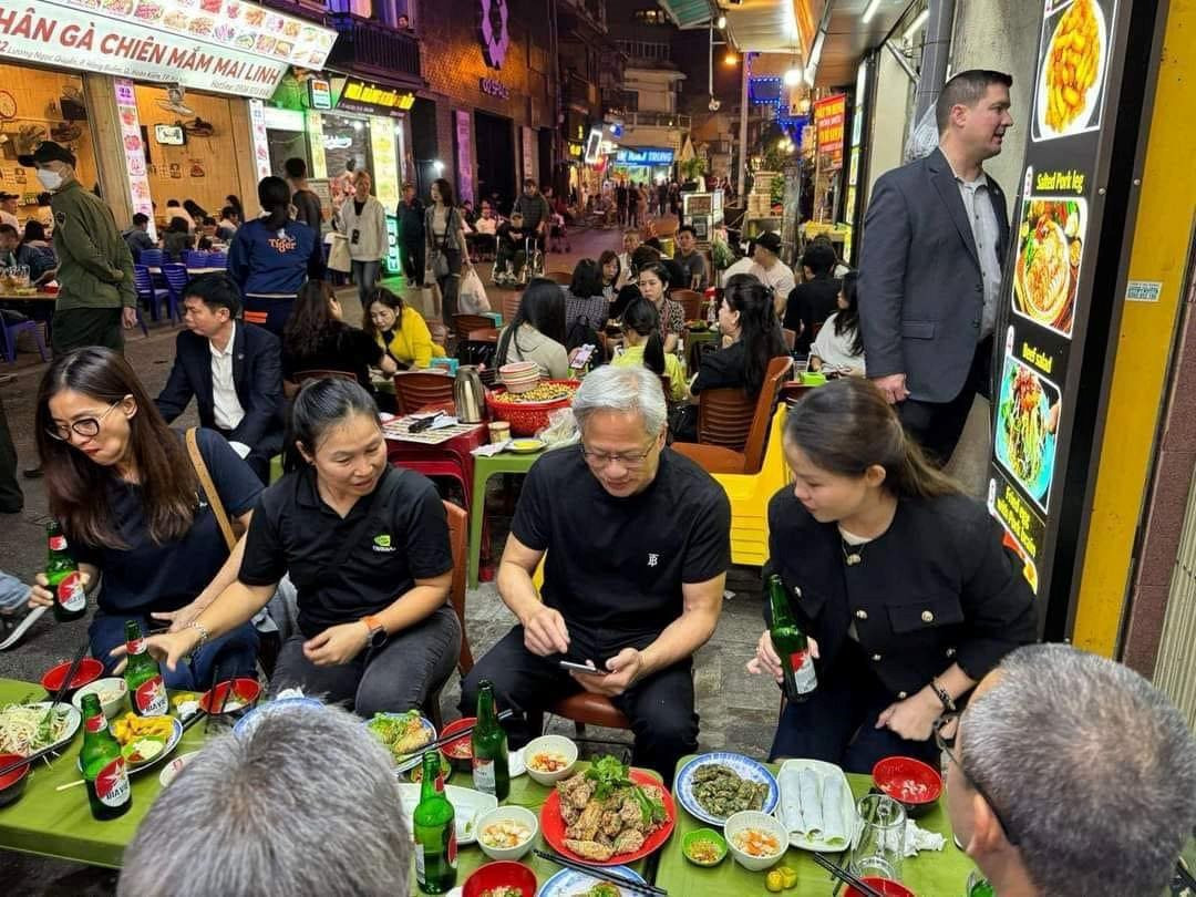 CEO VNG cùng CEO Tập đoàn chip hơn 1.000 tỷ USD của Mỹ đi ăn uống tại quán vỉa hè Hà Nội- Ảnh 4.