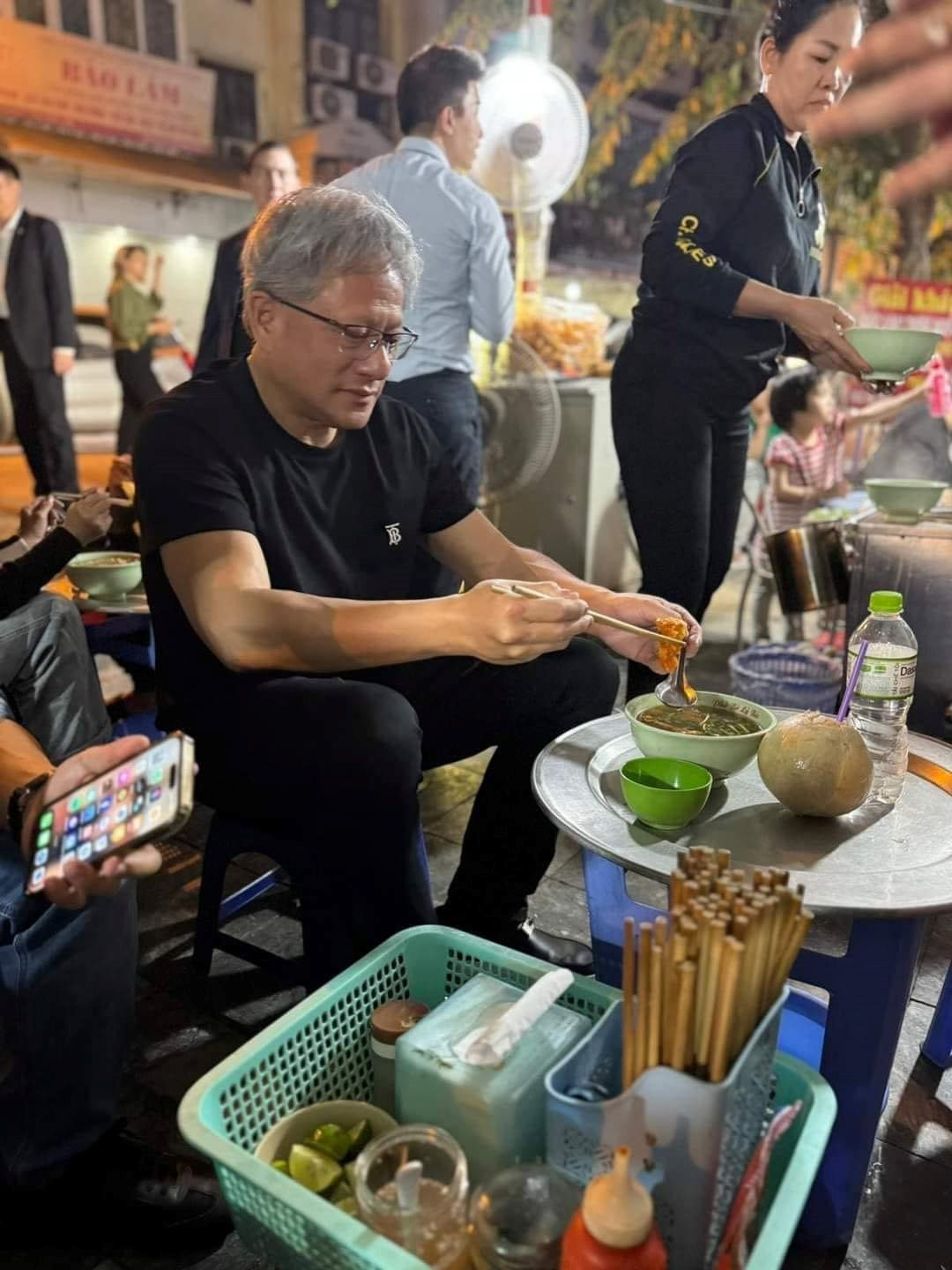CEO VNG cùng CEO Tập đoàn chip hơn 1.000 tỷ USD của Mỹ đi ăn uống tại quán vỉa hè Hà Nội- Ảnh 3.