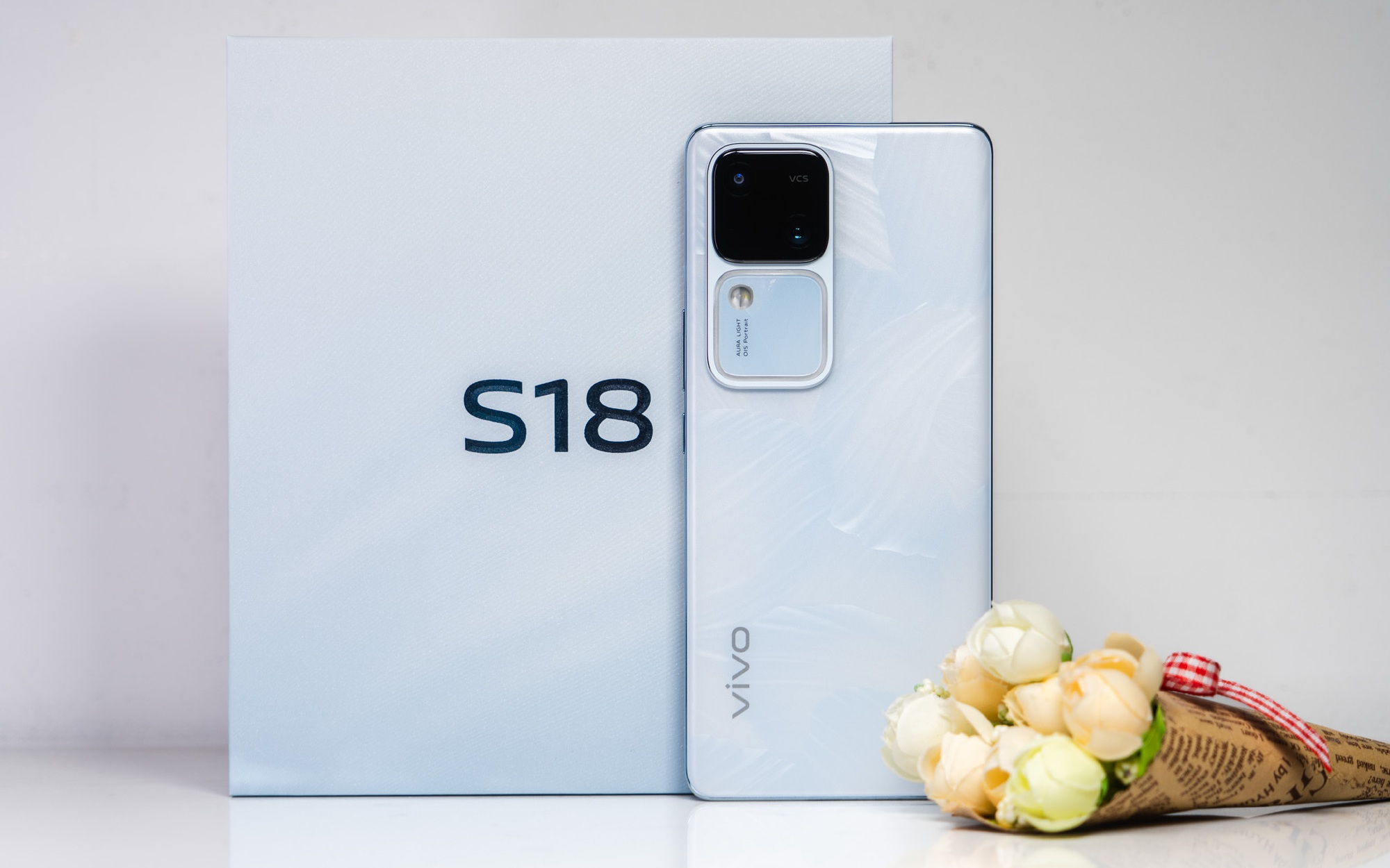 vivo ra mắt điện thoại chuyên selfie S18: 3 camera 50MP, Dimensity 9200 , giá 10,9 triệu đồng