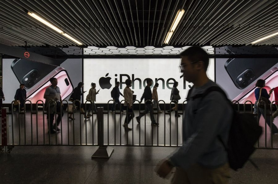 Bloomberg: Apple, Samsung “đứng ngồi không yên” vì một yêu cầu từ Trung Quốc- Ảnh 1.