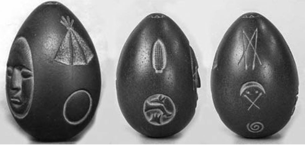Công nhân nhặt được hòn đá có hoa văn mặt người, chuyên gia: Có thể là mật mã của người ngoài hành tinh- Ảnh 2.