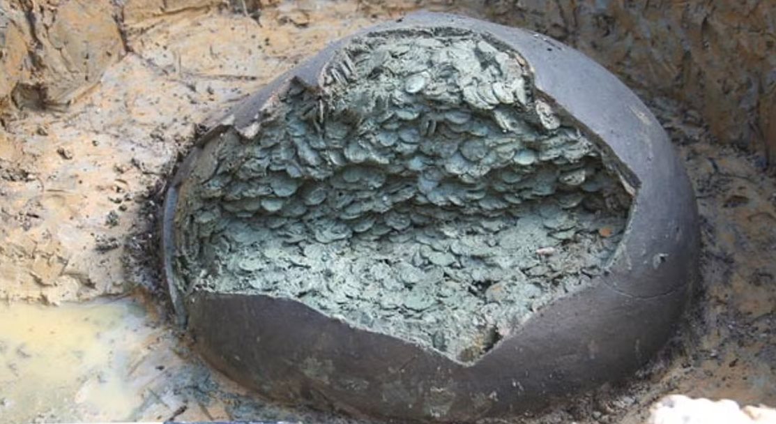 Đào đất ở ruộng, một đầu bếp vô tình phát hiện hơn 52.000 vật thể ‘nén chặt trong chum’: Chuyên gia nhận định đây là ‘kho báu khổng lồ’, giá trị lên tới hơn 24 tỷ đồng- Ảnh 1.