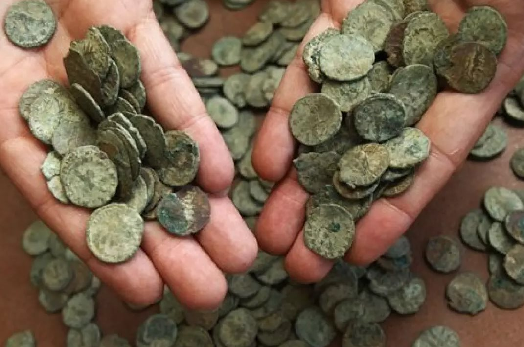 Đào đất ở ruộng, một đầu bếp vô tình phát hiện hơn 52.000 vật thể ‘nén chặt trong chum’: Chuyên gia nhận định đây là ‘kho báu khổng lồ’, giá trị lên tới hơn 24 tỷ đồng- Ảnh 3.