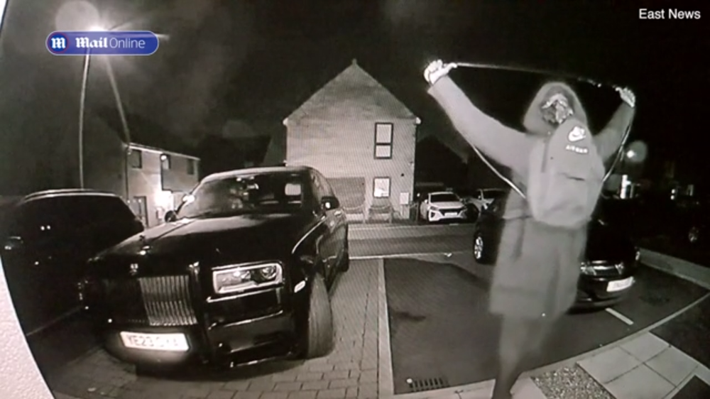 Camera ghi cảnh kẻ lạ mặt giơ tay lên trời như làm phép, lát sau lấy trộm 1 chiếc Rolls-Royce- Ảnh 2.