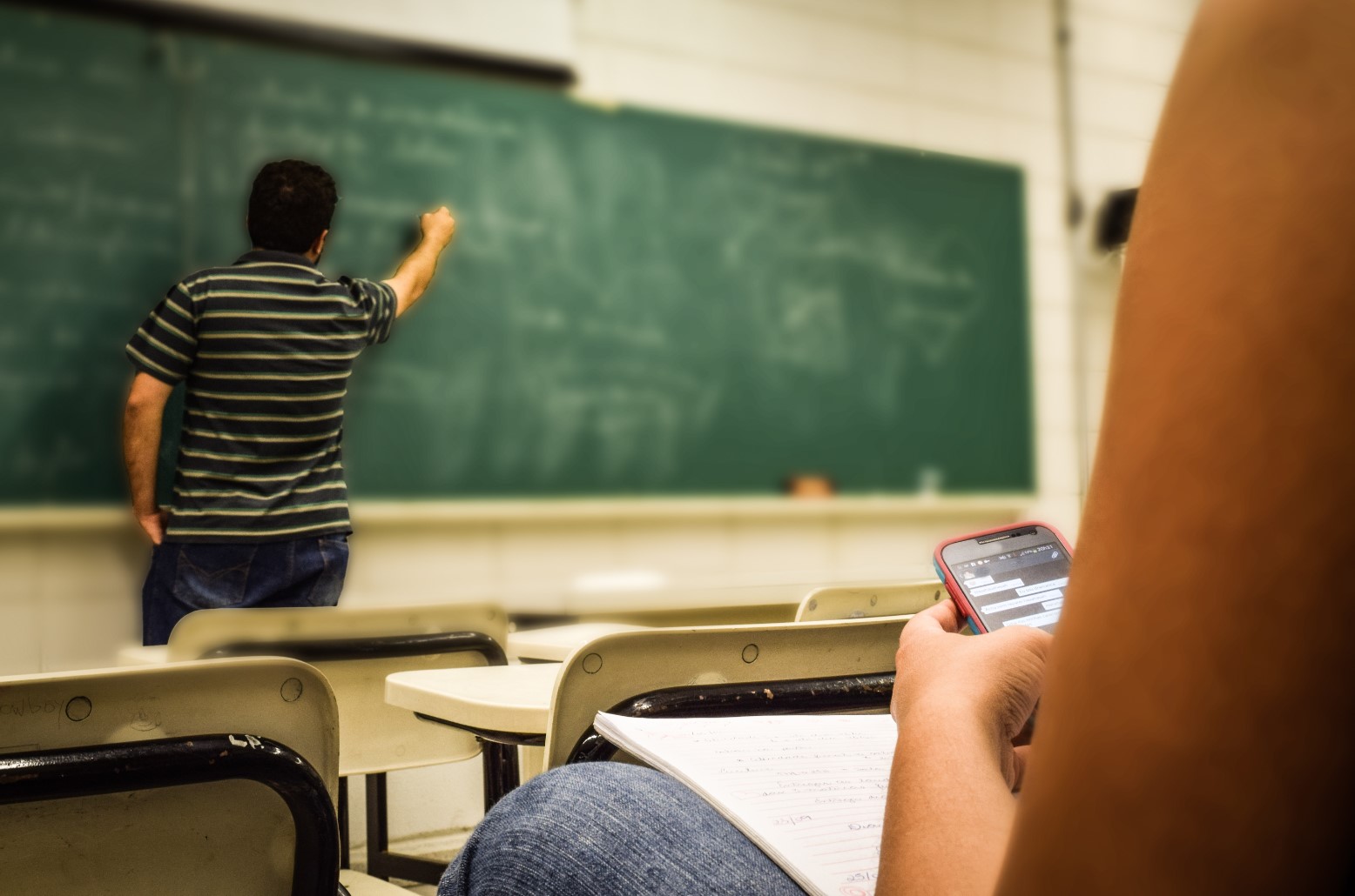 Nghiên cứu cho thấy smartphone làm học sinh có điểm số kém hơn- Ảnh 2.