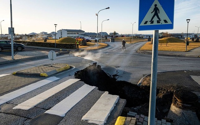 Những bức ảnh kinh hoàng về núi lửa phun trào tại Iceland- Ảnh 7.