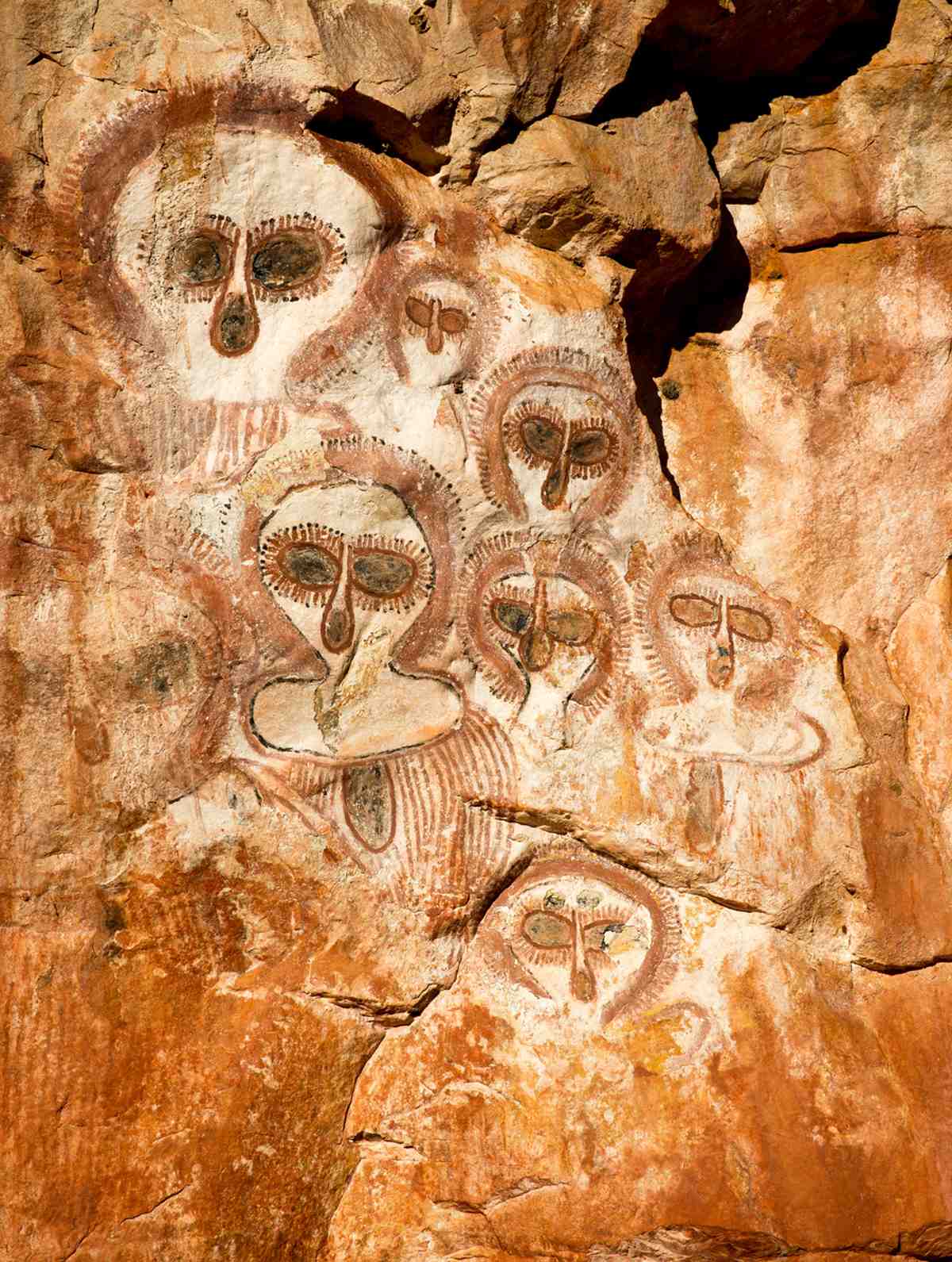 Những bức tranh hang động 4.000 năm tuổi của thổ dân ở Úc có thể thực sự mô tả người ngoài hành tinh?- Ảnh 2.