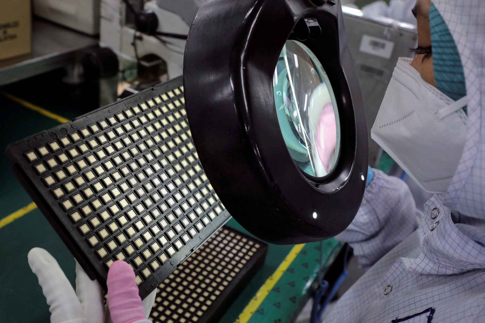 Đóng gói chip bán dẫn tại nhà máy tại Malaysia của tập đoàn Unisem Ảnh: REUTERS