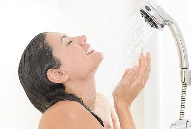 Trời lạnh, khi tắm cần lưu ý kỹ những điều sau kẻo đau đầu, đột tử- Ảnh 1.