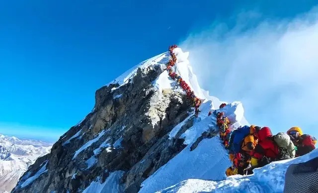 Tại sao việc leo lên đỉnh Everest phải bắt đầu lúc nửa đêm?- Ảnh 1.