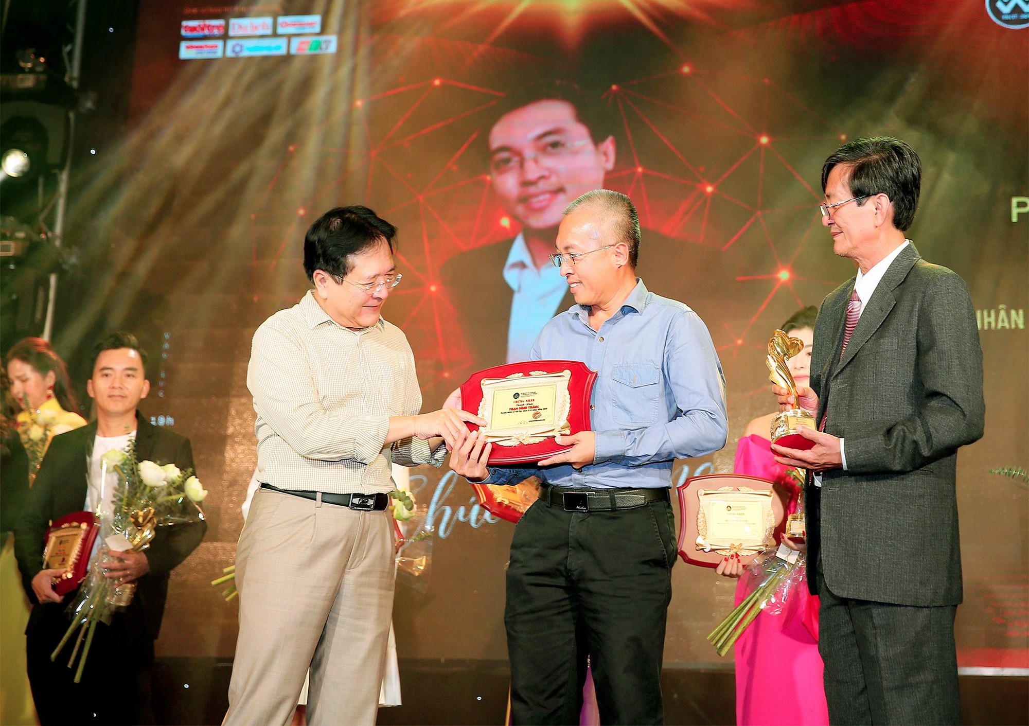 Doanh nhân Phạm Đình Thắng, Chotayninh nhận giải thưởng cộng đồng- Ảnh 1.