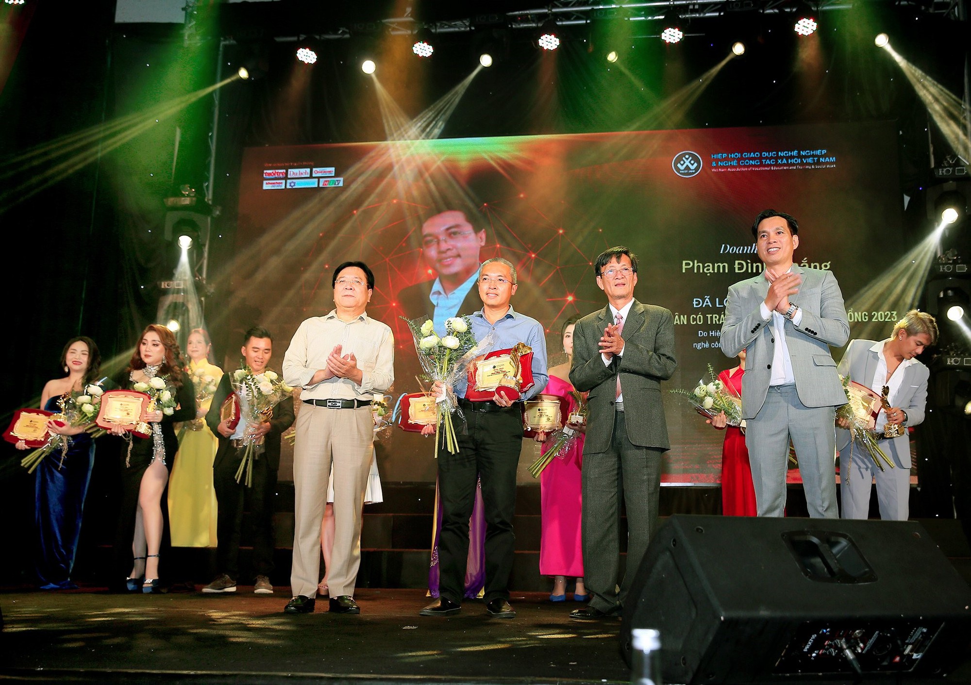 Doanh nhân Phạm Đình Thắng, Chotayninh nhận giải thưởng cộng đồng- Ảnh 2.