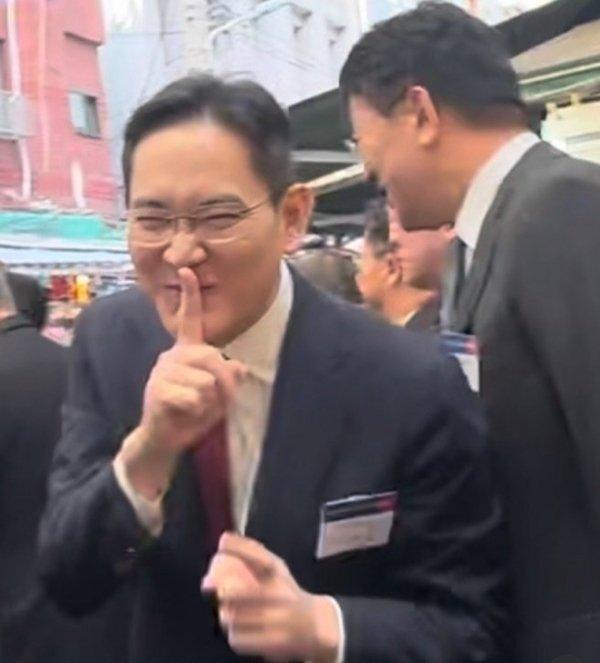Chủ tịch Samsung "gây bão" với bức ảnh chưa từng có, khiến dân mạng Hàn Quốc cực tò mò một điều- Ảnh 1.
