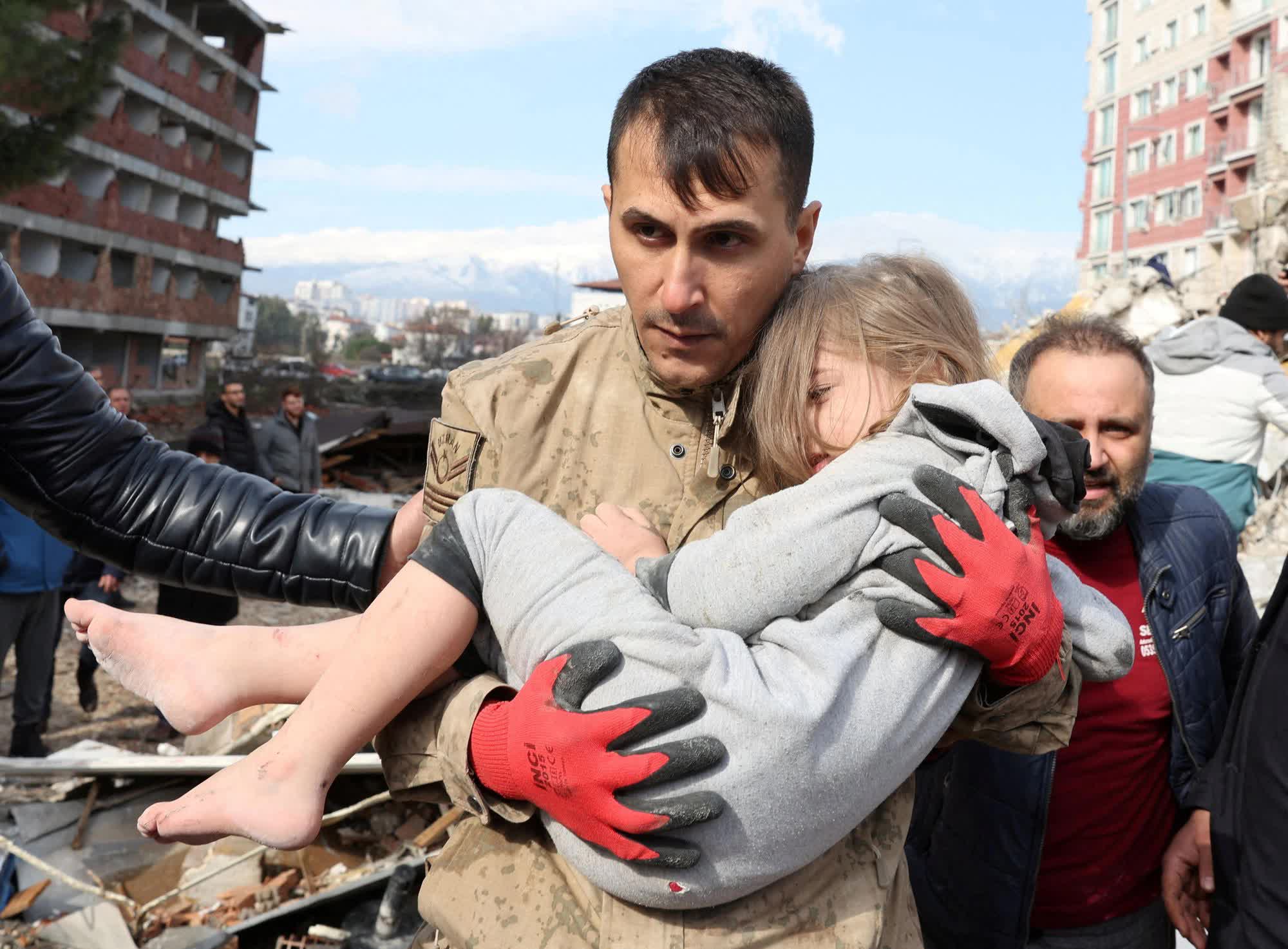 Rất nhiều em bé sơ sinh và trẻ nhỏ sống sót thần kỳ sau nhiều ngày kẹt dưới đống đổ nát, thắp lên hy vọng giữa thảm kịch động đất ở Thổ Nhĩ Kỳ - Syria - Ảnh 4.