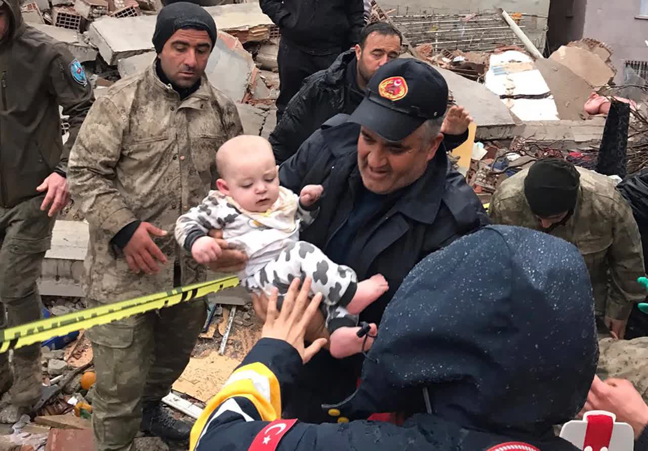 Rất nhiều em bé sơ sinh và trẻ nhỏ sống sót thần kỳ sau nhiều ngày kẹt dưới đống đổ nát, thắp lên hy vọng giữa thảm kịch động đất ở Thổ Nhĩ Kỳ - Syria - Ảnh 3.