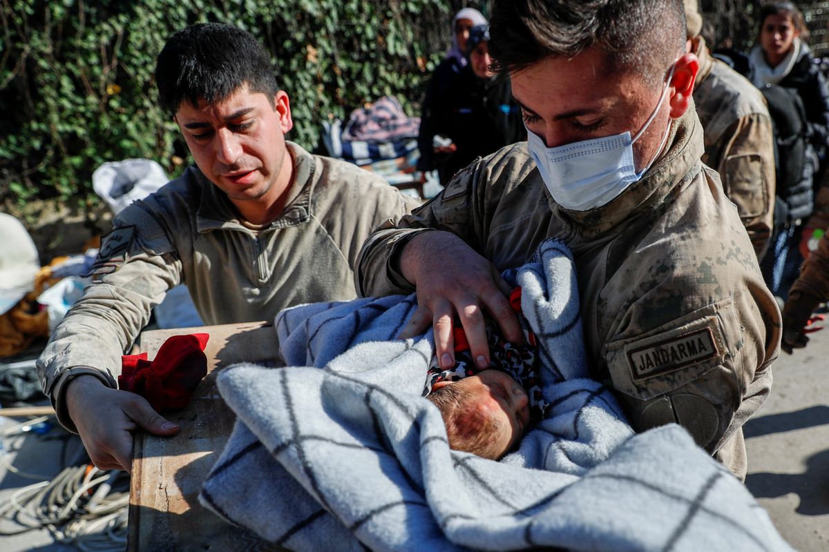 Rất nhiều em bé sơ sinh và trẻ nhỏ sống sót thần kỳ sau nhiều ngày kẹt dưới đống đổ nát, thắp lên hy vọng giữa thảm kịch động đất ở Thổ Nhĩ Kỳ - Syria - Ảnh 2.