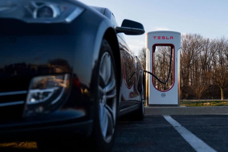 Mỹ quyết chuẩn hóa trạm sạc xe điện, xe VinFast sẽ được sạc chung trạm với Tesla - Ảnh 1.