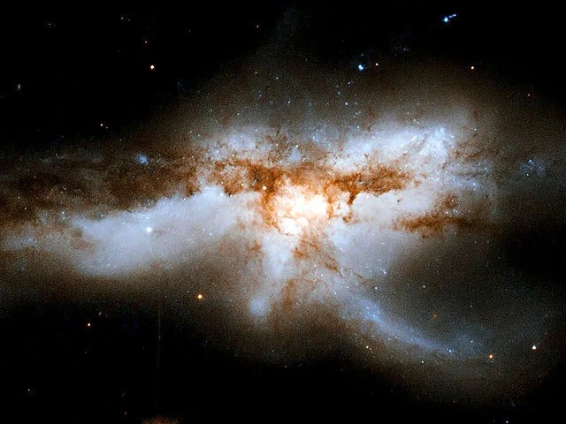 Tại sao các thiên hà chủ yếu là hình đĩa chứ không phải hình cầu? - Ảnh 3.