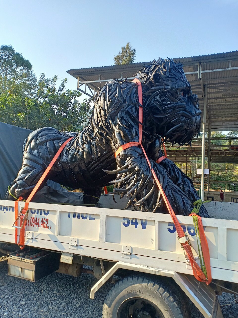 Gặp chủ nhân King Kong làm từ lốp xe đang gây bão MXH: 'Có lúc tự ngồi cắt lốp thấy rảnh thiệt' - Ảnh 5.