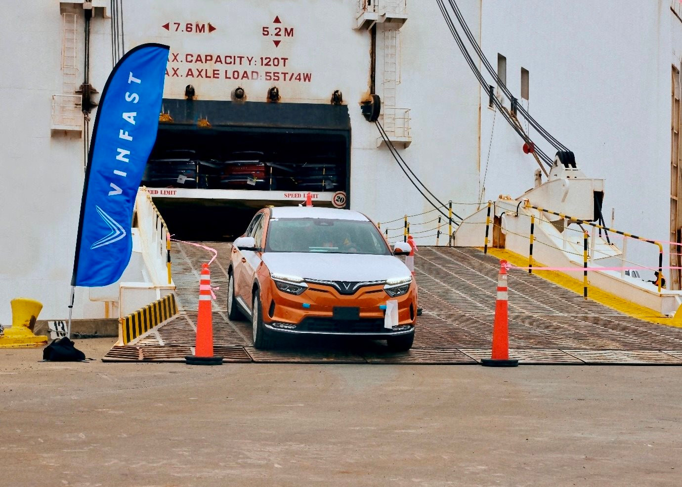 VinFast buộc phải hành động khi Tesla châm ngòi cuộc chiến giảm giá xe điện trên toàn cầu - Ảnh 1. VinFast buộc phải hành động khi Tesla châm ngòi cuộc chiến giảm giá xe điện trên toàn cầu - Ảnh 1.