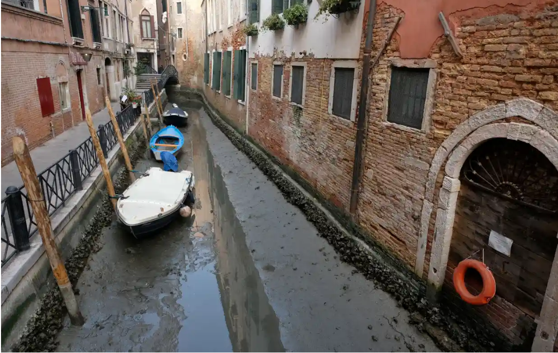 Kênh ở Venice cạn kiệt, Italy đối mặt với đợt hạn hán mới - Ảnh 1.