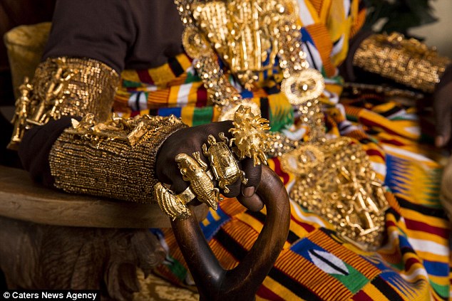 Bộ tộc giàu nhất châu Phi, xa hoa không kém gì đại gia Dubai: Làm ăn nhìn trang sức để đánh giá, đến đôi dép lê cũng được đính vàng - Ảnh 1.
