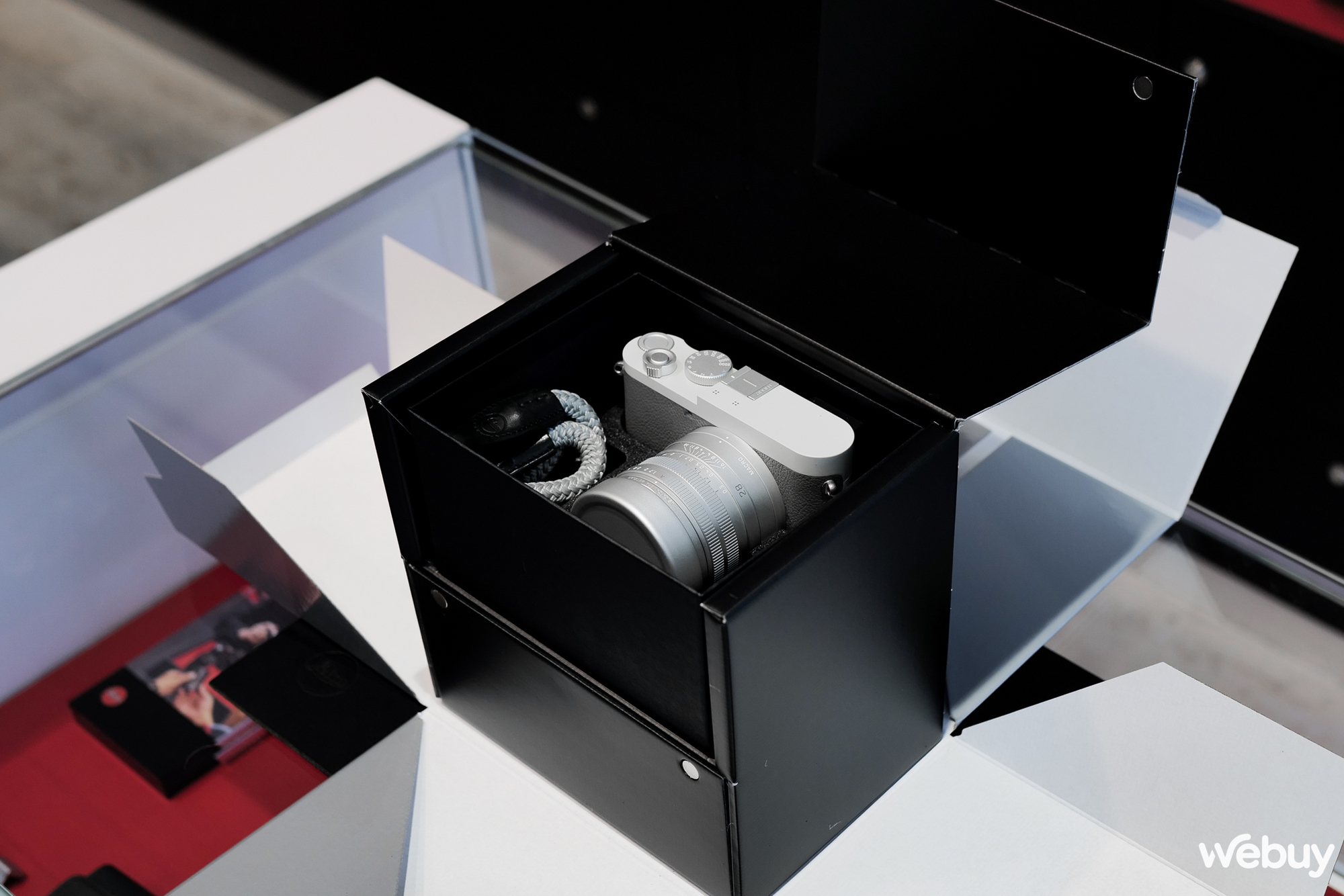 Mở hộp máy ảnh hạng sang Leica Q2 Ghost Edition: Màu xám xi măng, lấy ý tưởng từ đồng hồ Rolex hiếm - Ảnh 3.