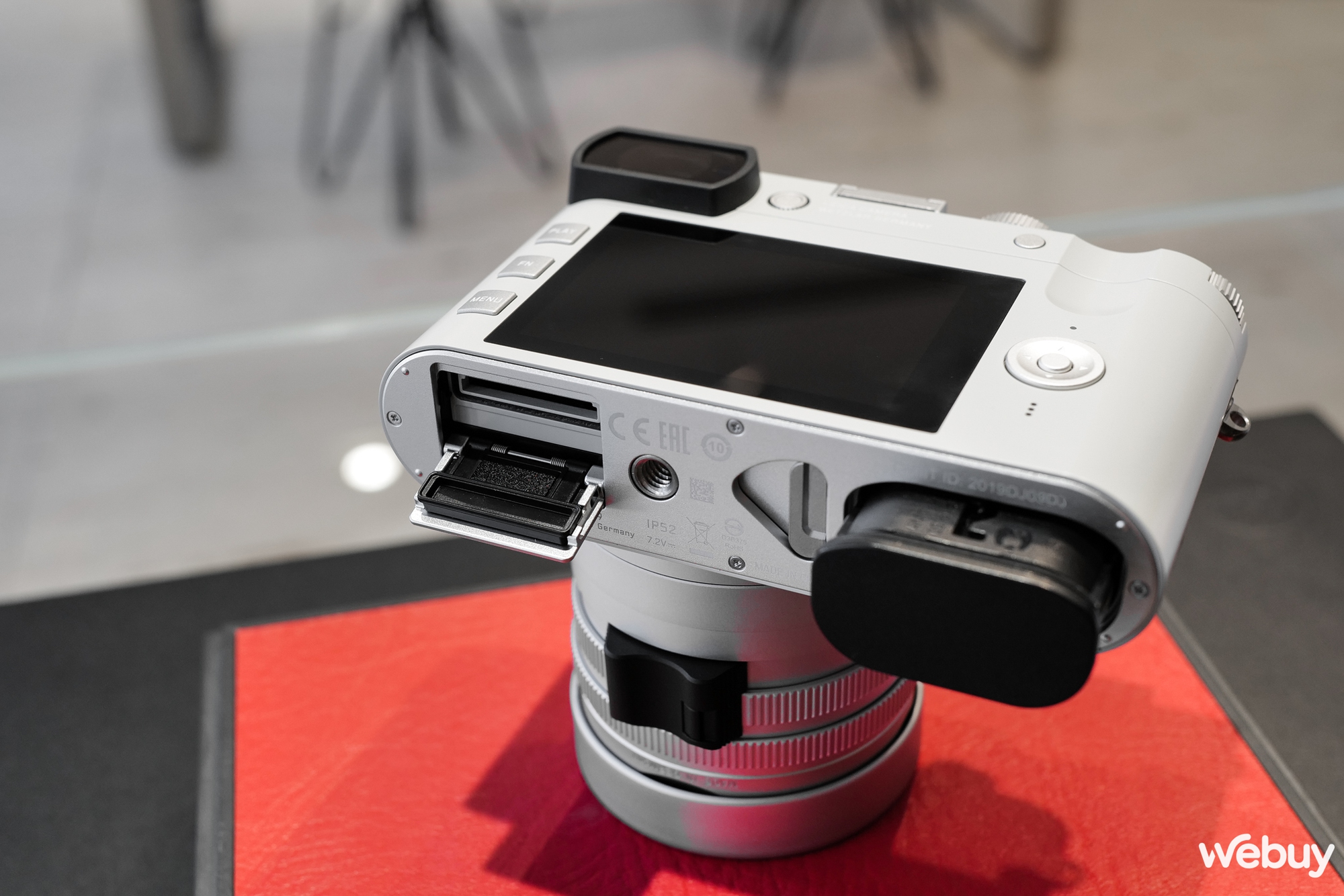 Mở hộp máy ảnh hạng sang Leica Q2 Ghost Edition: Màu xám xi măng, lấy ý tưởng từ đồng hồ Rolex hiếm - Ảnh 12.