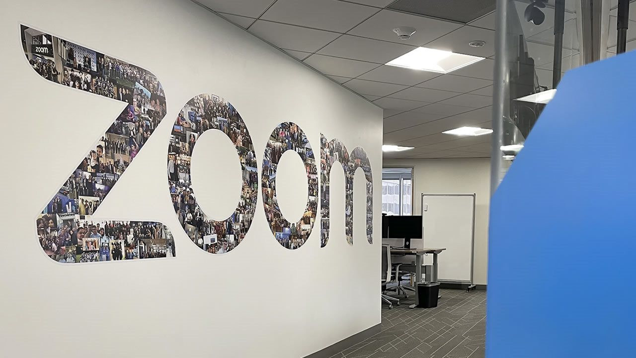 Zoom đuổi việc 1.300 nhân viên, CEO xin lỗi và tuyên bố tự giảm tới 98% lương, không nhận thưởng - Ảnh 1.