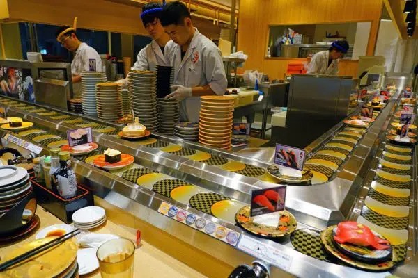 Các nhà hàng băng chuyền Nhật đối mặt làn sóng 'khủng bố sushi', AI được triệu hồi để cứu vãn tình thế - Ảnh 2.