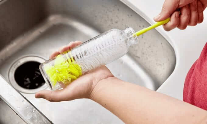 Bạn có thể đang uống nước từ thứ chứa vi khuẩn nhiều gấp 40.000 lần nắp bồn cầu? - Ảnh 3.