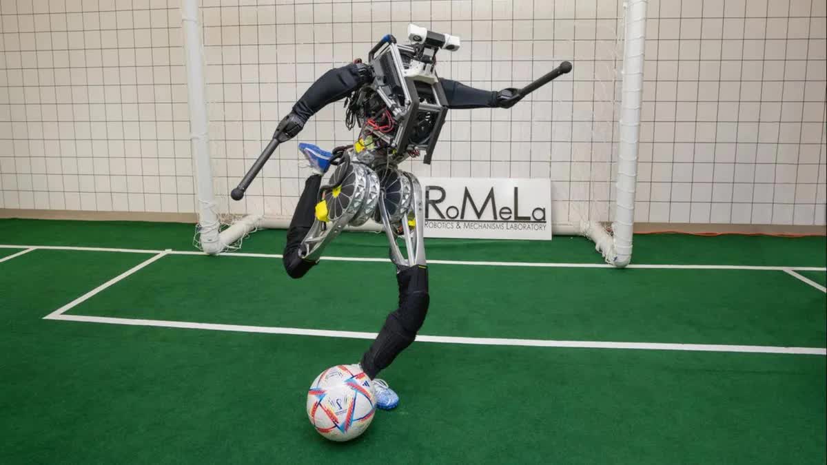 Nhóm sinh viên phát triển robot hình người có kỹ năng đá bóng 'giỏi hơn cả Messi', sẽ đi đá giải ở Pháp thời gian tới - Ảnh 1.