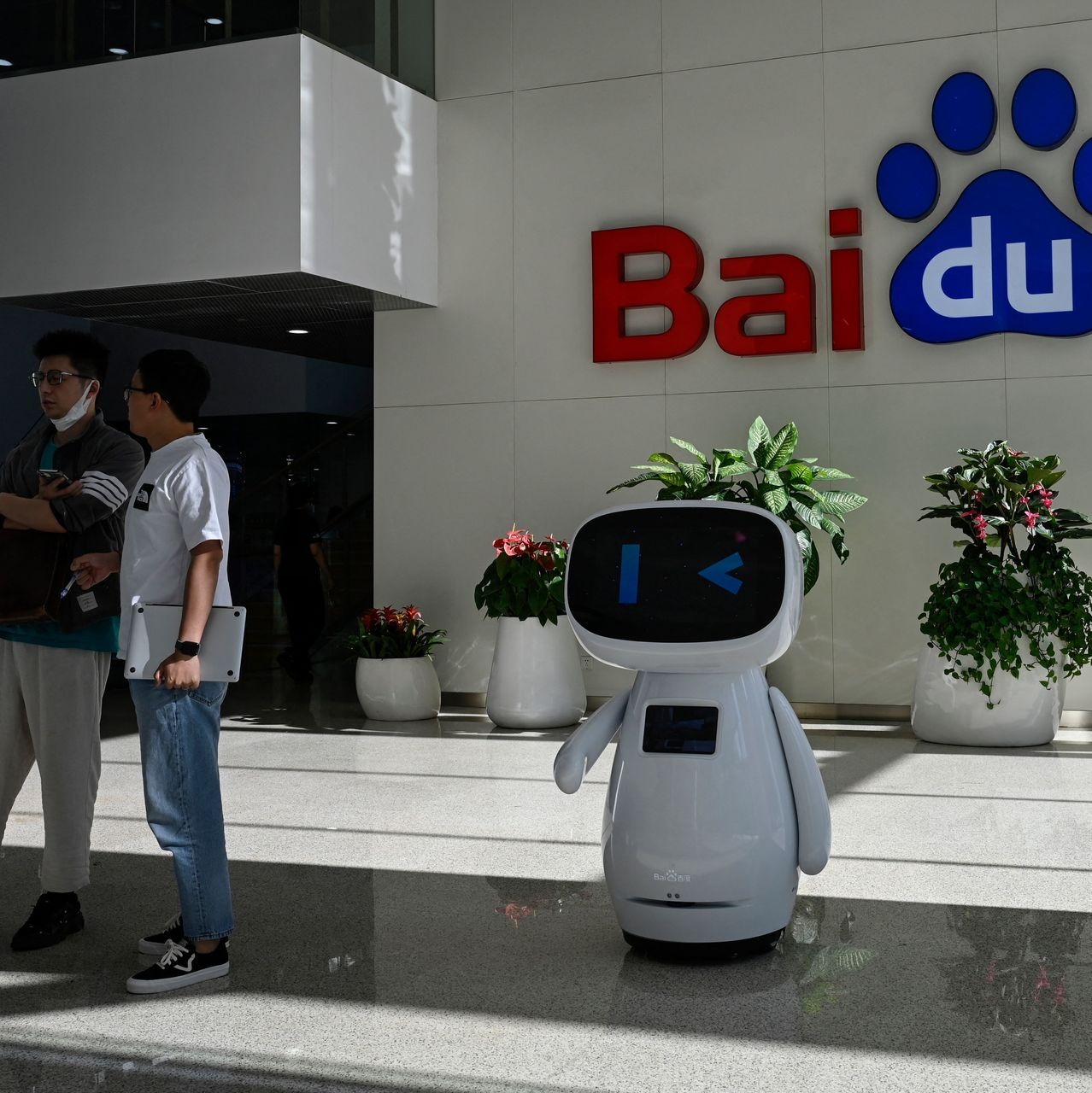 Baidu vội vã ra mắt chatbot chưa hoàn thiện, cổ phiếu công ty lập tức lao dốc - Ảnh 2.