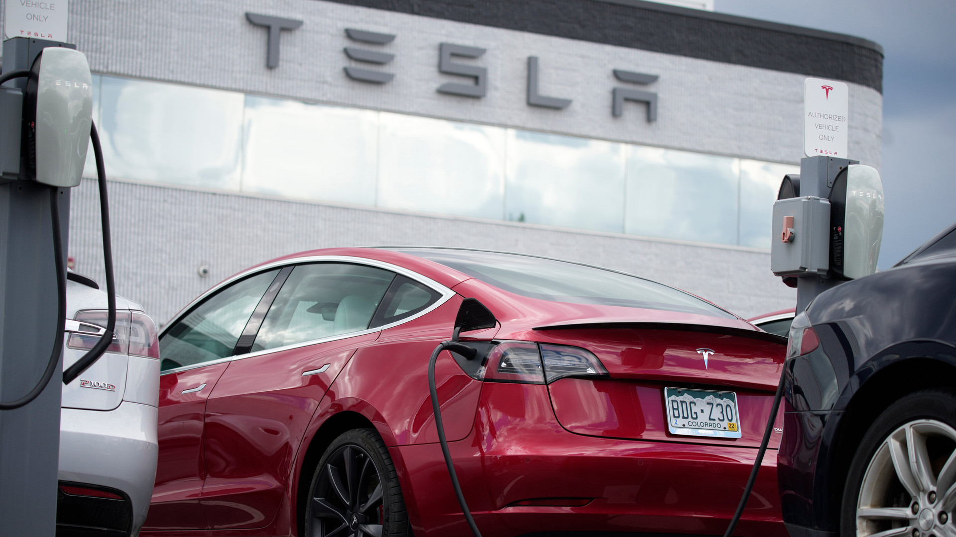 Chiêu giảm giá xe điện của Tesla bắt đầu phản tác dụng, các hãng xe chạy theo cẩn thận nhận 'trái đắng' - Ảnh 1.