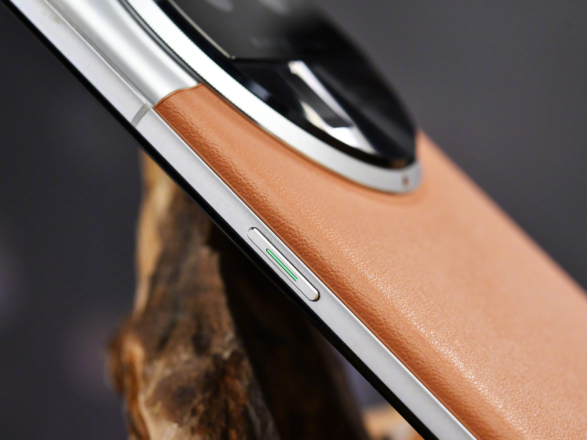 Ảnh thực tế OPPO Find X6 Pro: Thiết kế mới với mặt lưng da, camera Hasselblad 1-inch, Snapdragon 8 Gen 2 - Ảnh 11.