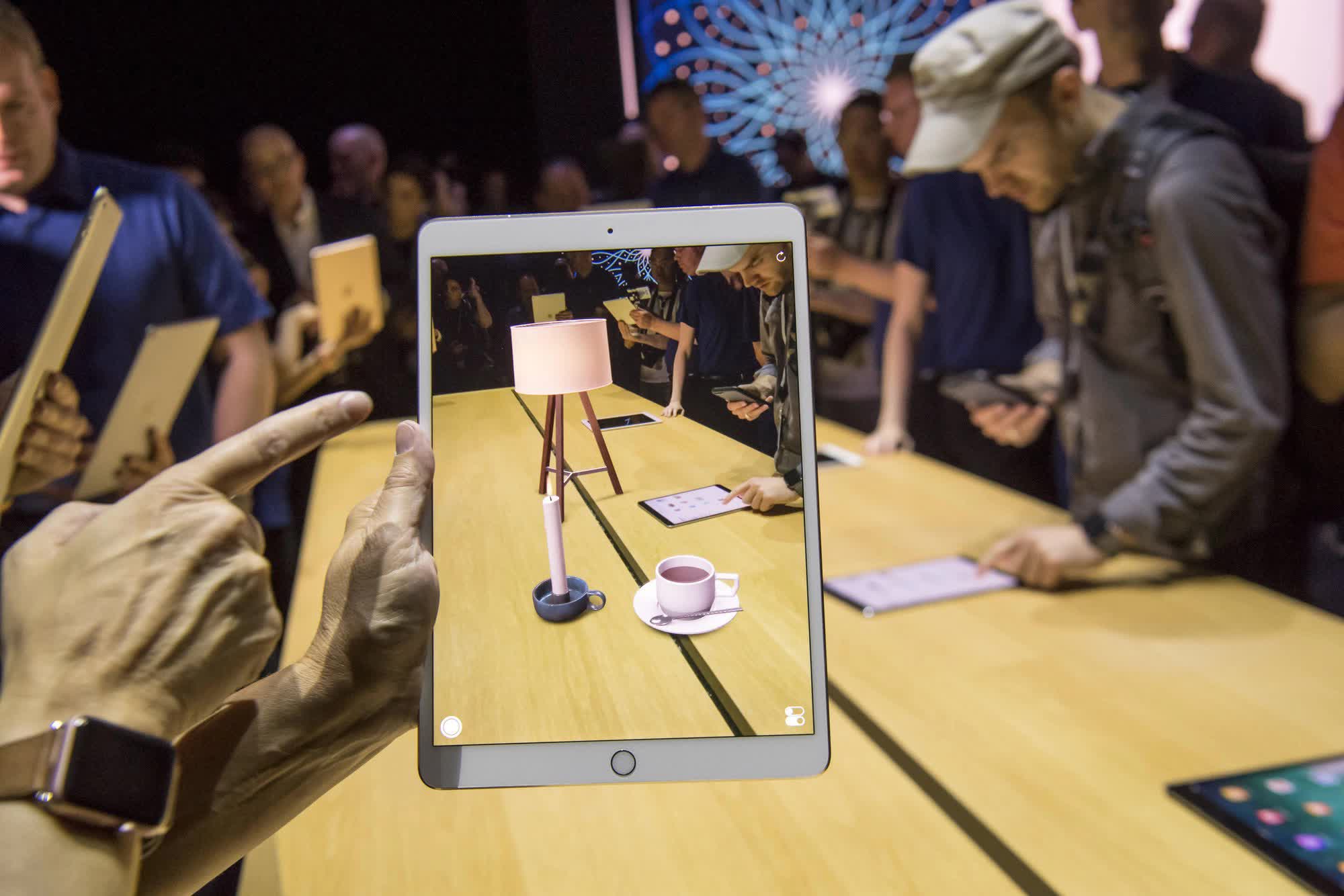 Tổng hợp tin đồn Apple: Di sản Tim Cook để lại vẫn là iPhone, nhưng giá 3.000 USD và hiện hình dưới dạng ảo ảnh 3 chiều - Ảnh 3.