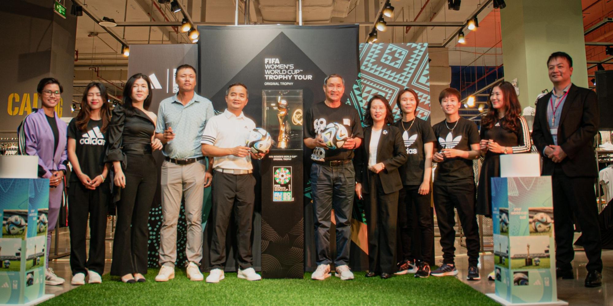'Soi' công nghệ bên trong trái bóng đấu OCEAUNZ và ngắm cúp vàng World Cup nữ 2023 tại Việt Nam - Ảnh 1.