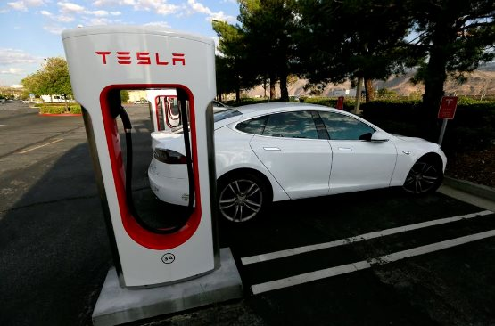 Tesla tiếp tục giảm giá xe điện tại Mỹ, 'khiêu chiến' Ford, BYD, VinFast - Ảnh 1.