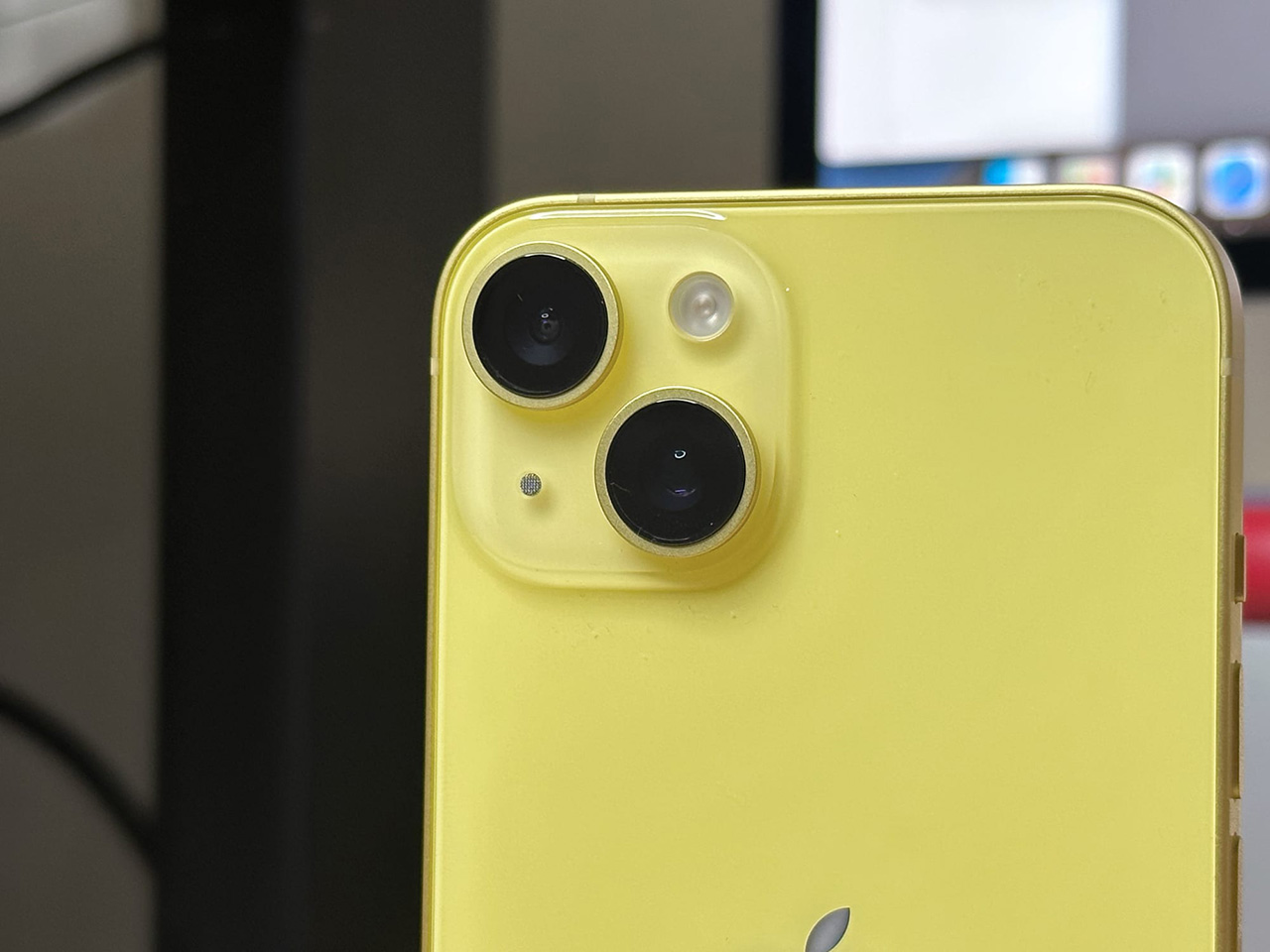 Ảnh thực tế iPhone 14 màu vàng mới ra mắt: Chưa thực sự ấn tượng! - Ảnh 10.