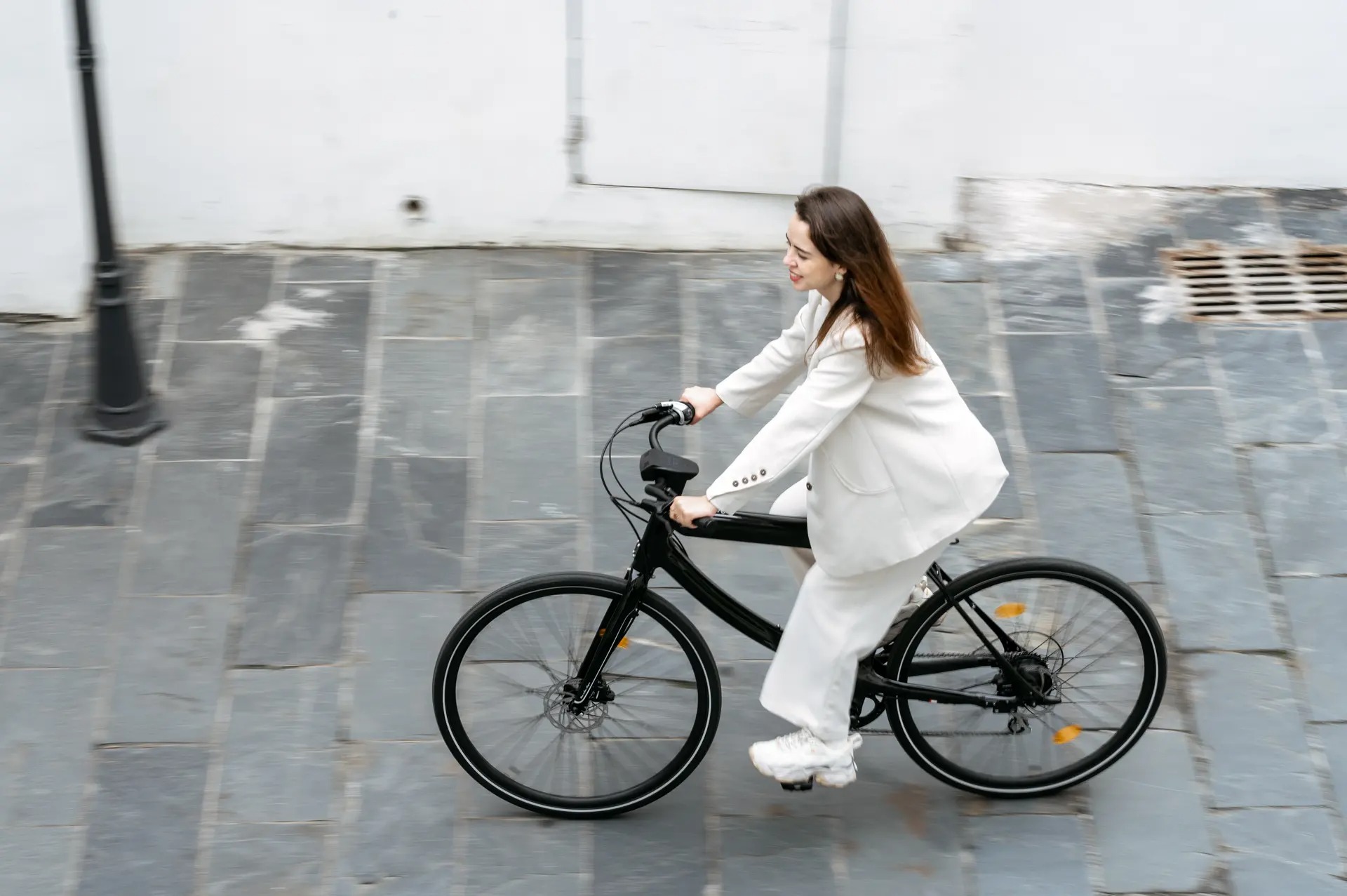 Xe đạp điện siêu nhẹ và sang chảnh cho môi trường đô thị, phạm vi di chuyển tối đa 120 km, giá từ 1.399 USD - Ảnh 1.