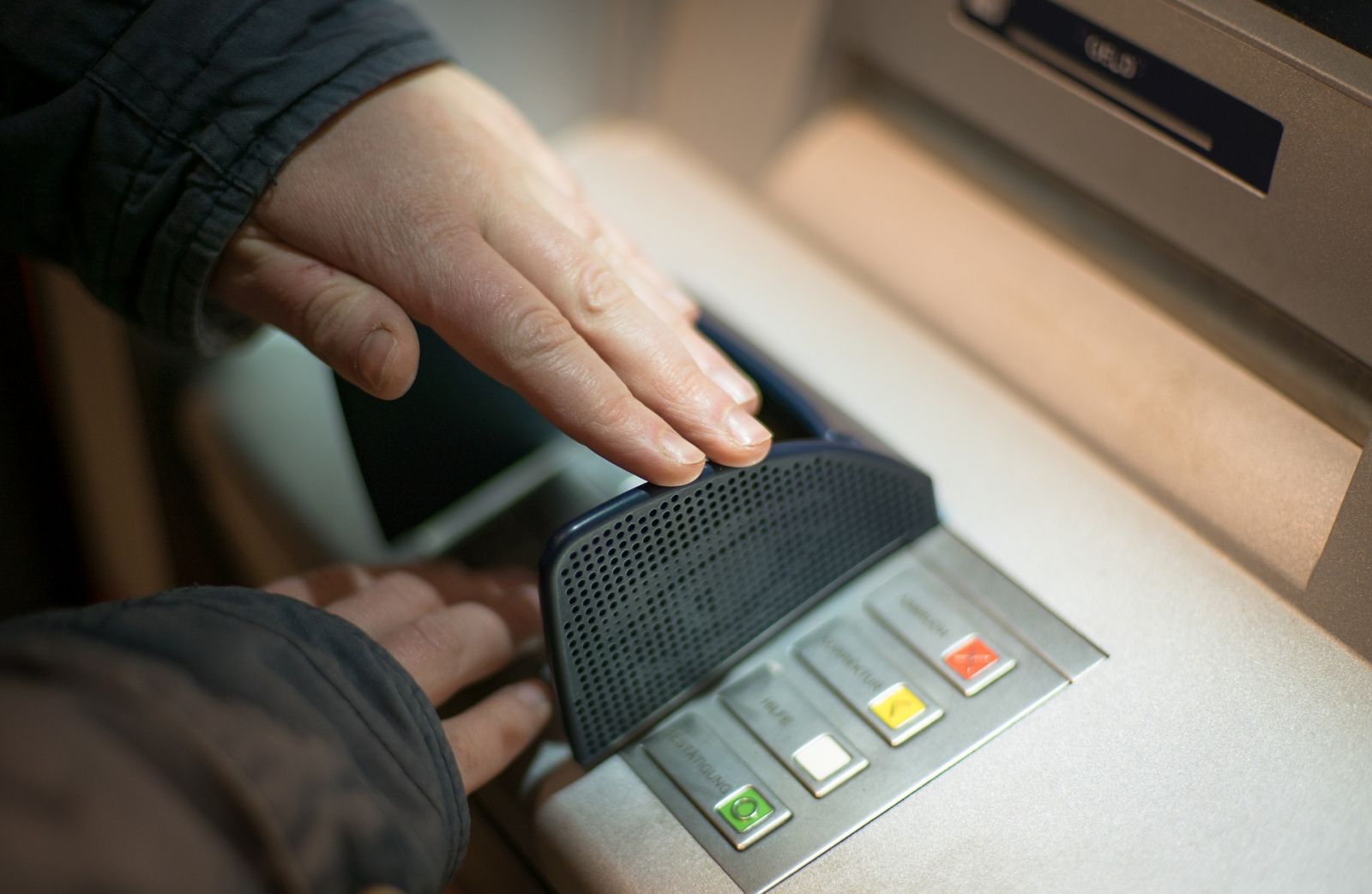 Ngân hàng Mỹ báo động vì chiêu dùng keo dán đánh cắp tiền tại ATM: Đi rút tiền mà gặp dấu hiệu này thì dừng lại ngay! - Ảnh 3.