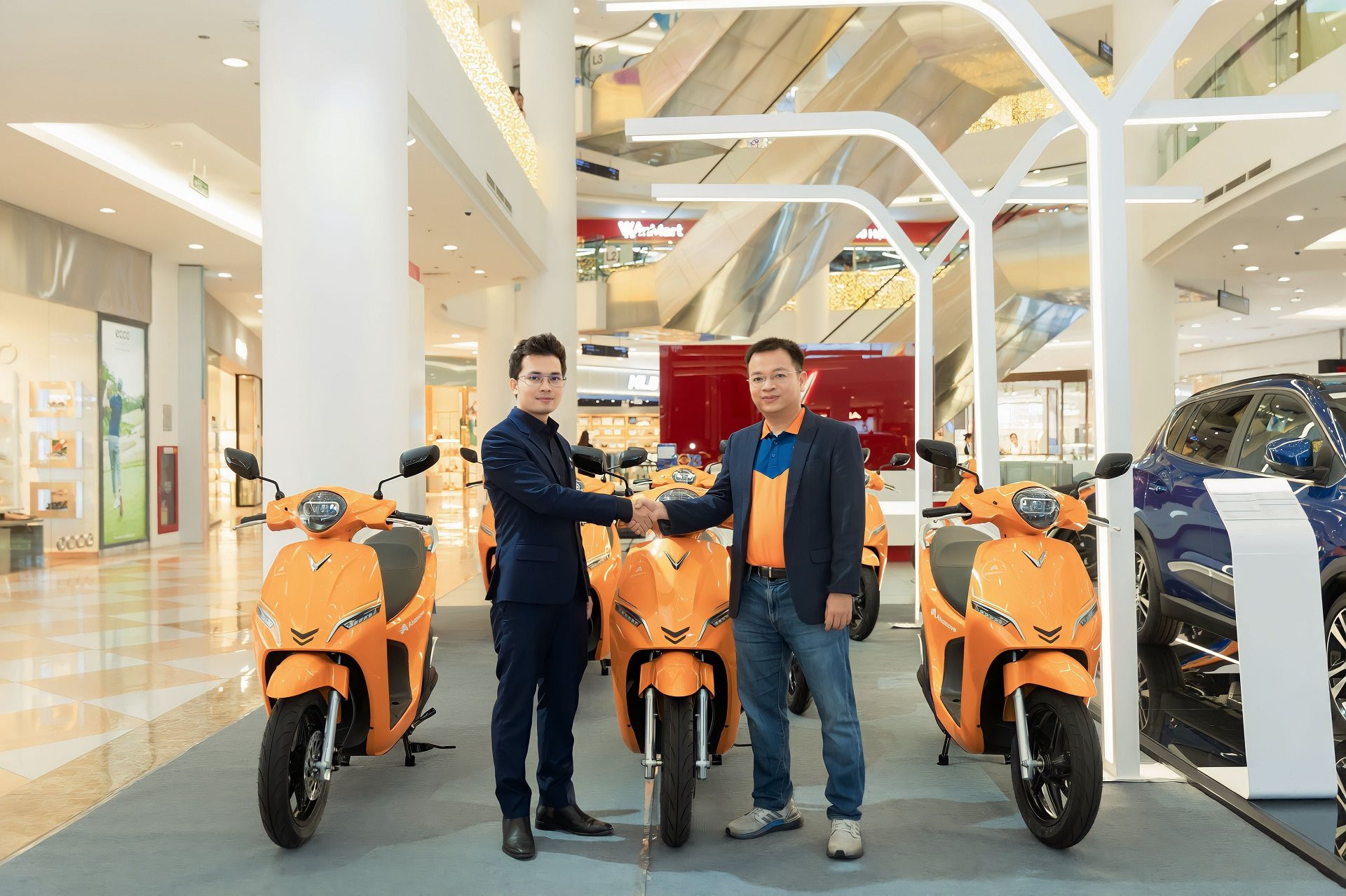 Ahamove mua 200 xe máy điện VinFast, dự kiến mua thêm 1.000 xe trong năm nay để mở dịch vụ hoàn toàn mới này - Ảnh 2.
