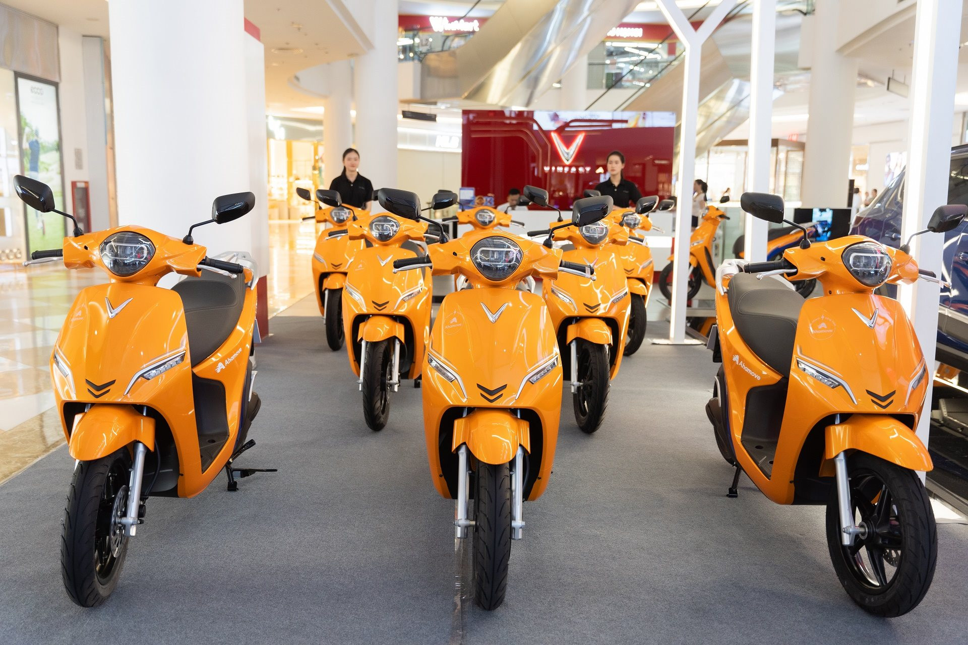 Ahamove mua 200 xe máy điện VinFast, dự kiến mua thêm 1.000 xe trong năm nay để mở dịch vụ hoàn toàn mới này - Ảnh 1.