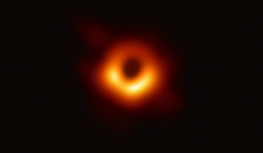 Dự đoán của Albert Einstein đã giúp giới thiên văn phát hiện một lỗ đen lớn hơn 30 tỷ lần so với Mặt Trời - Ảnh 4.