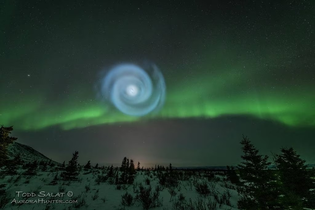 Bầu trời Alaska bỗng xuất hiện một hình xoắn ốc kỳ lạ, và lời lý giải đơn giản đến bất ngờ - Ảnh 1.