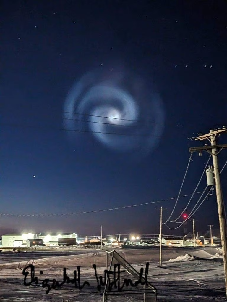 Bầu trời Alaska bỗng xuất hiện một hình xoắn ốc kỳ lạ, và lời lý giải đơn giản đến bất ngờ - Ảnh 2.