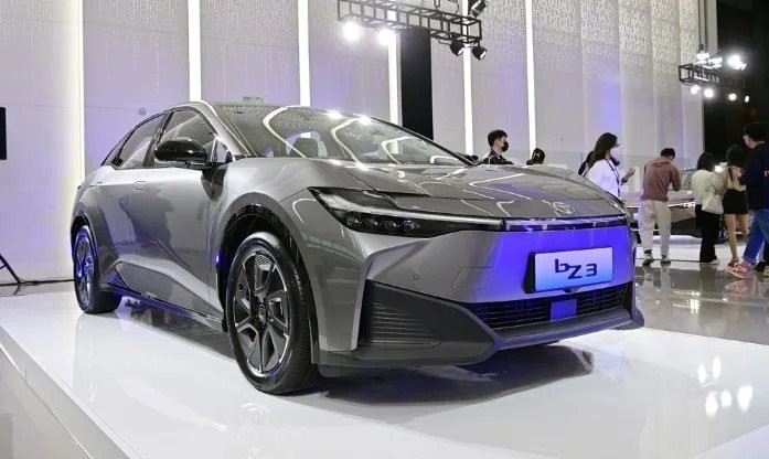 Sedan chạy điện giá từ 580 triệu của Toyota (nhưng do BYD sản xuất) nhận cả nghìn đơn đặt hàng trong ngày mở bán - Ảnh 1.
